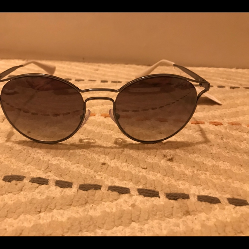 PRADA- P𝚁𝟼𝟸𝚂 𝙲𝚒𝚗𝚎𝚖𝚊 𝚂𝚞𝚗𝚐𝚕𝚊𝚜𝚜𝚎𝚜 - Picture 9 of 16